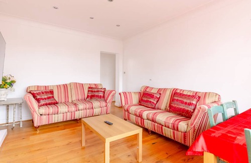 Brixton Hill Apartment | 66 m² Apartment ∙ 3 bedrooms ∙ 6 guests