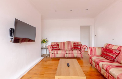 Brixton Hill Apartment | 66 m² Apartment ∙ 3 bedrooms ∙ 6 guests