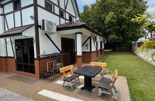 Alor Gajah Villa | 6600 m² Villa ∙ 4 bedrooms ∙ 12 guests
