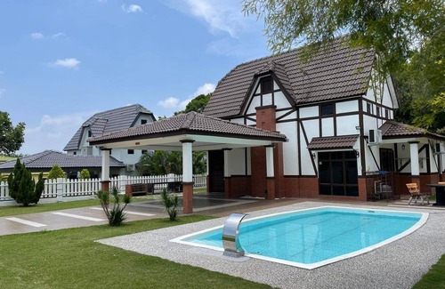 Alor Gajah Villa | 6600 m² Villa ∙ 4 bedrooms ∙ 12 guests
