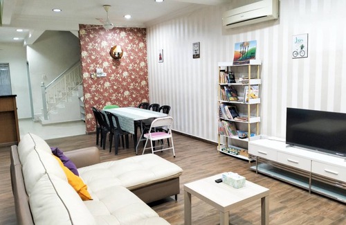 Taman Mount Austin House | 690 m² House ∙ 5 bedrooms ∙ 11 guests