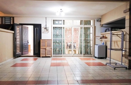 Taman Mount Austin House | 690 m² House ∙ 5 bedrooms ∙ 11 guests