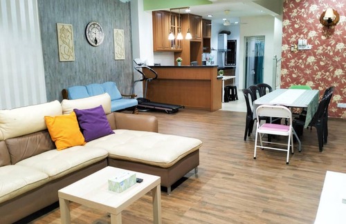 Taman Mount Austin House | 690 m² House ∙ 5 bedrooms ∙ 11 guests