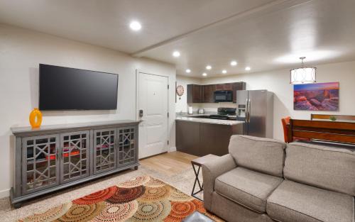Moab South Valley Apartment | 6A Family Friendly RedCliff Condo POOL & HOT TUB (Pet Friendly)