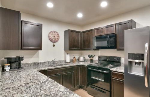 Moab South Valley Apartment | 6A Family Friendly RedCliff Condo POOL & HOT TUB (Pet Friendly)