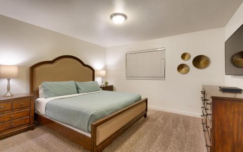 Moab South Valley Apartment | 6A Family Friendly RedCliff Condo POOL & HOT TUB (Pet Friendly)