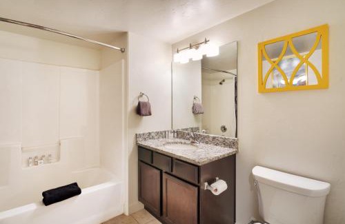 Moab South Valley Apartment | 6A Family Friendly RedCliff Condo POOL & HOT TUB (Pet Friendly)