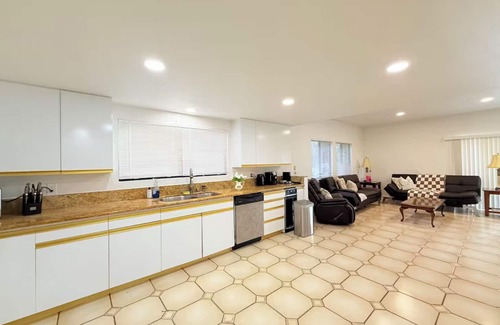 Del Mar House | 6BD/5BA Beach house in Del Mar, Steps to Beach, Parking, Ocean View!