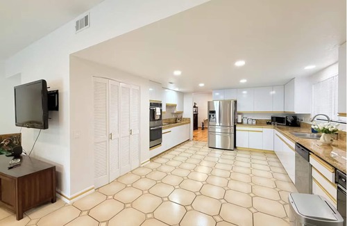 Del Mar House | 6BD/5BA Beach house in Del Mar, Steps to Beach, Parking, Ocean View!