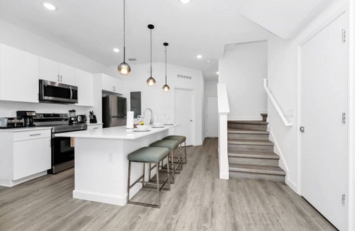 Loughman House | 6BR Chill Spot w/Pool, Near Disney & Universal!