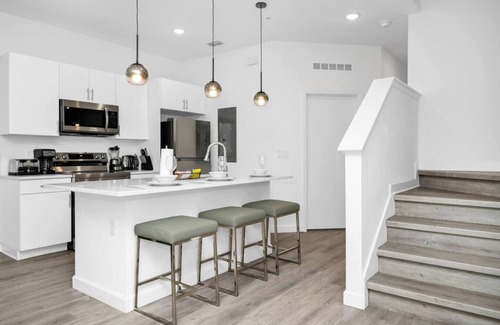 Loughman House | 6BR Chill Spot w/Pool, Near Disney & Universal!