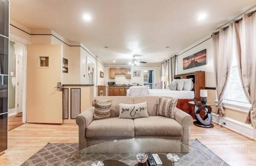 Sharon Hill House | 6BR Home/Driveway Parking ! PHL Airport/combine