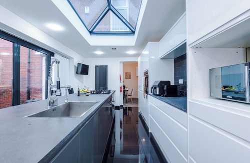 Rochdale House | 6BR in Castleton|WIFI|PARKING|Ideal for Contractors|Longterm Discount Applies