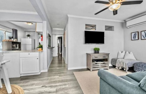 Central Mission Beach Apartment | 6BR! Massive Beach Retreat sleeps 22+steps to sandn