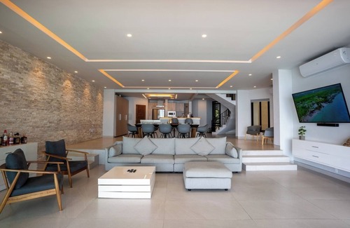 Zona Hotelera House | 6BR Modern Oceanfront Villa w/Infinity Pool