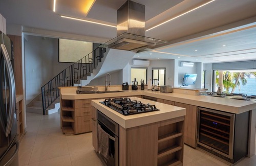 Zona Hotelera House | 6BR Modern Oceanfront Villa w/Infinity Pool