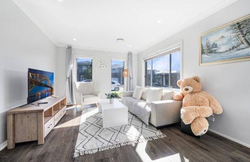 Schofields Villa | 6Br near Schofield Rousehill Centre