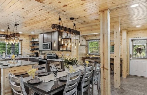 Gatlinburg - Pigeon Forge Cabin | 6BR Smoky Mtn Cabin | Hot Tub, Theater, Game Room