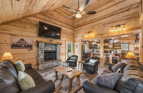 Gatlinburg - Pigeon Forge Cabin | 6BR Smoky Mtn Cabin | Hot Tub, Theater, Game Room