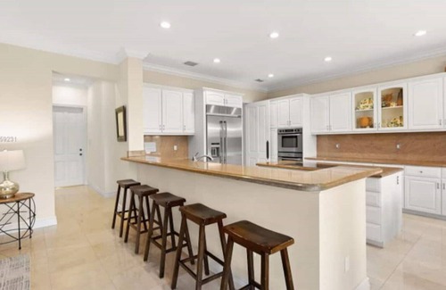 Northeast Miami House | 6BR Waterfront Mansion Oasis 5min from Miami Beach