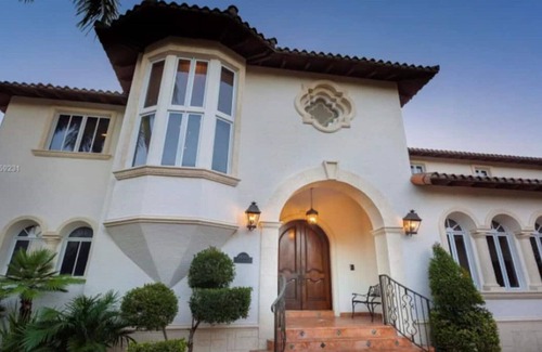 Northeast Miami House | 6BR Waterfront Mansion Oasis 5min from Miami Beach