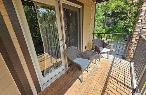 Gatlinburg Condo | 6D River's Edge - Downtown condo on the river