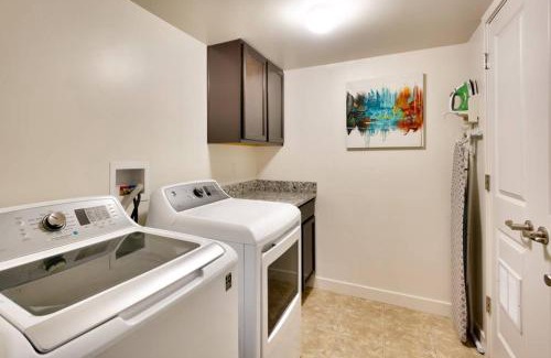 Moab South Valley Apartment | 6H Spacious RedCliff Condo, Pool & Hot Tub