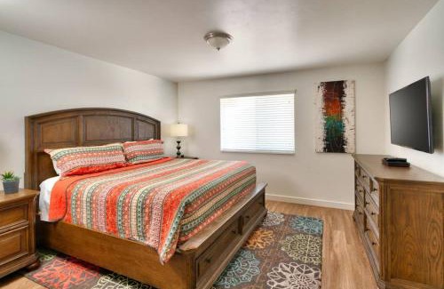 Moab South Valley Apartment | 6H Spacious RedCliff Condo, Pool & Hot Tub