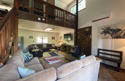Cold Springs Cabin | 6mi to Pinecrest-AC, arcade loft, airhockey, outdoor space & spacious deck!