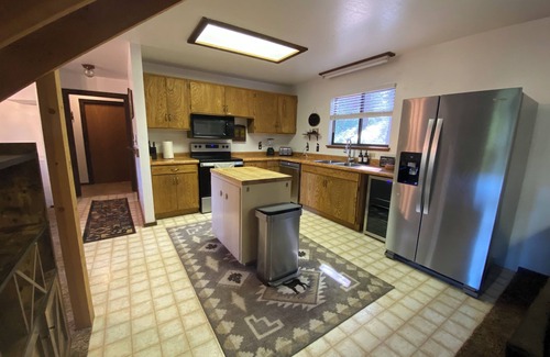 Cold Springs Cabin | 6mi to Pinecrest-AC, arcade loft, airhockey, outdoor space & spacious deck!