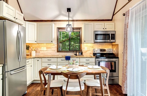 Pocono Lake Cottage | 6min walk to pool, AC, Wi-Fi, Arcade, Firepit, BBQ, Deck.