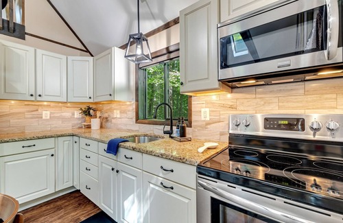 Pocono Lake Cottage | 6min walk to pool, AC, Wi-Fi, Arcade, Firepit, BBQ, Deck.