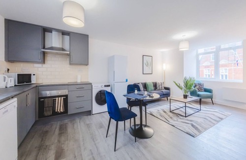 Swindon Apartment | 6Regent Circus Apartment Central Location Long Stays