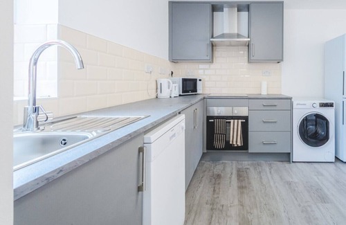 Swindon Apartment | 6Regent Circus Apartment Central Location Long Stays