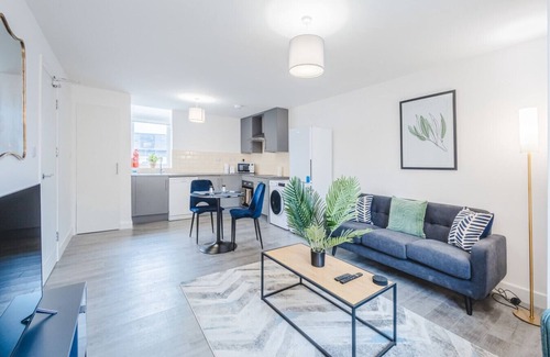 Swindon Apartment | 6Regent Circus Apartment Central Location Long Stays