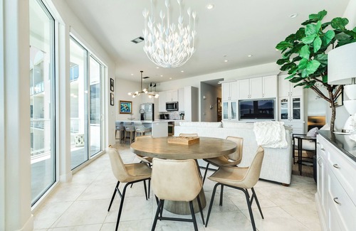 Galveston Condo | 6th Floor Beachfront Condo - Elevator, Private Balcony, Resort Amenities w/POOL
