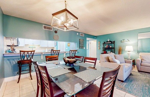 Fort Walton Beach Condo | 6th-floor, bright Gulf-front condo with views - close to entertainment