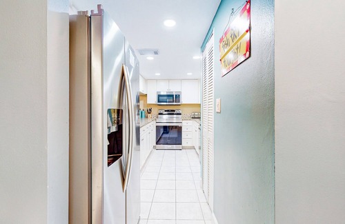 Fort Walton Beach Condo | 6th-floor, bright Gulf-front condo with views - close to entertainment