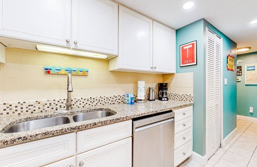 Fort Walton Beach Condo | 6th-floor, bright Gulf-front condo with views - close to entertainment