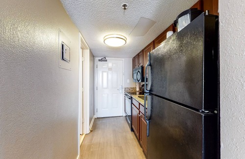 Myrtle Beach Apartment | 6th-floor oceanfront studio with WiFi, AC, pool & hot tub - snowbird-friendly