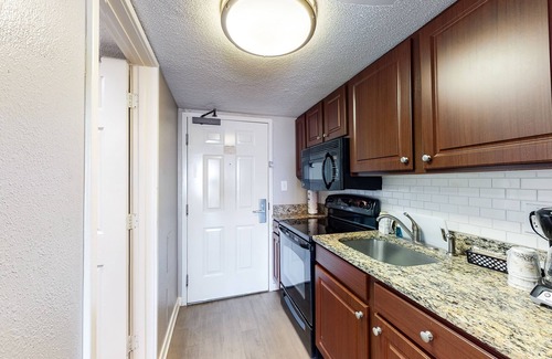 Myrtle Beach Apartment | 6th-floor oceanfront studio with WiFi, AC, pool & hot tub - snowbird-friendly