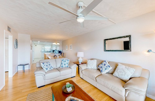Indian Shores Condo | 6th-floor waterfront condo with sauna, tennis, balcony, & grills