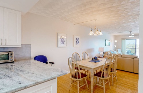 Indian Shores Condo | 6th-floor waterfront condo with sauna, tennis, balcony, & grills