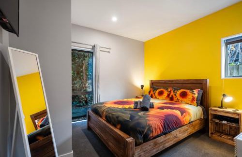 Linwood Villa | 7 Bathrooms- Cinema -Free Parking -Kids Games Room w PS5, Arcade- Central