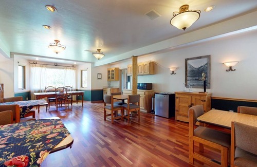 Carbondale Cabin | 7 bdrm Lodge on Crystal River Bank by Marble CO Sleep 18