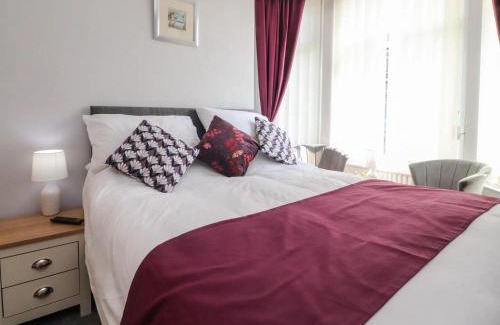 South Shore House | 7-Bed Beachside Retreat - Free Parking & Pets!