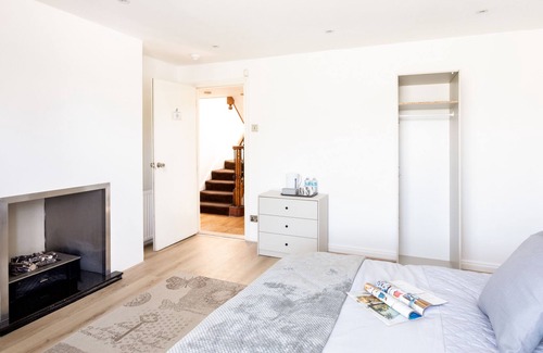 Hainault Cottage | 7 Bed Detached Cottage with Free parking and WiFi