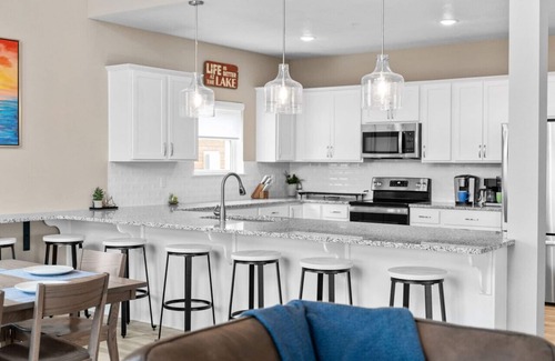 Kimberling City House | π 7 BED LAKE HOUSE/GAME RM/GOLDEN TEE/INDOOR & OUTDOOR POOLS/HOT TUB & FIRE PIT
