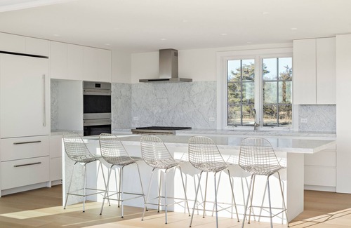 Chilmark House | 7-Bed Rooms, Modern Main House, 1000 ft private beach, AC, Fast WiFi, Smart TV