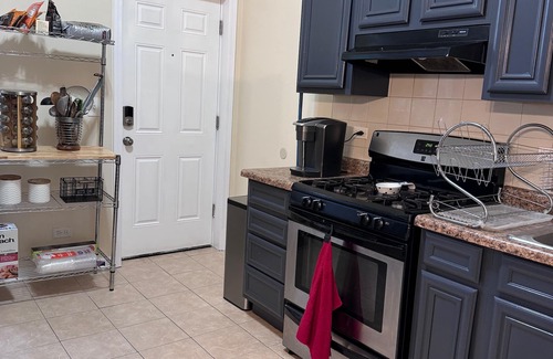 East Garfield Park House | 7-Bedroom 2-Flat Perfect for Groups — Near Train, Expressway, United Center